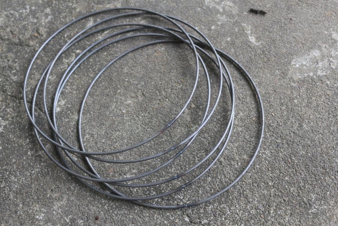 Le système de soudage à trois sections utilise 220V pour souder 0,8-1,2 mm pour en faire une installation circulaire