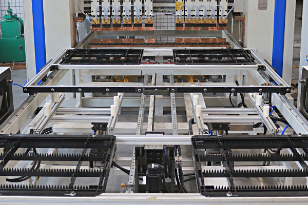 Machine de soudage à treillis métalliques de type gantry Hwashi pour cadre de rack de réfrigérateur
