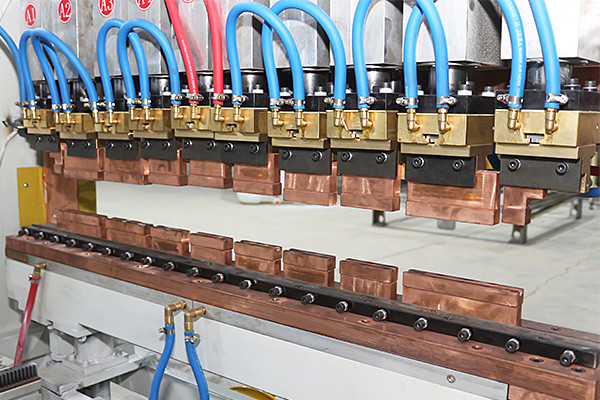 Machine de soudage à treillis métalliques de type gantry Hwashi pour cadre de rack de réfrigérateur