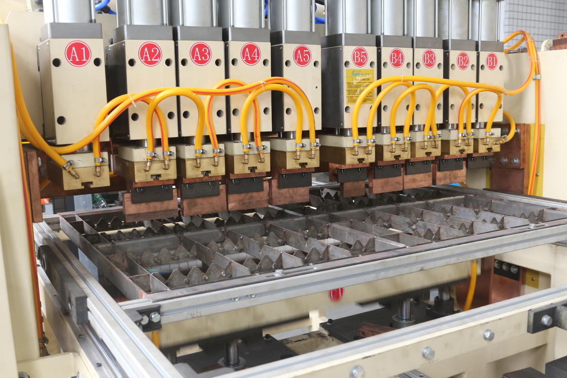 Machine de soudage de treillis métallique est livré avec un dispositif de déchargement automatique ce qui le rend et facile pour vos travailleurs