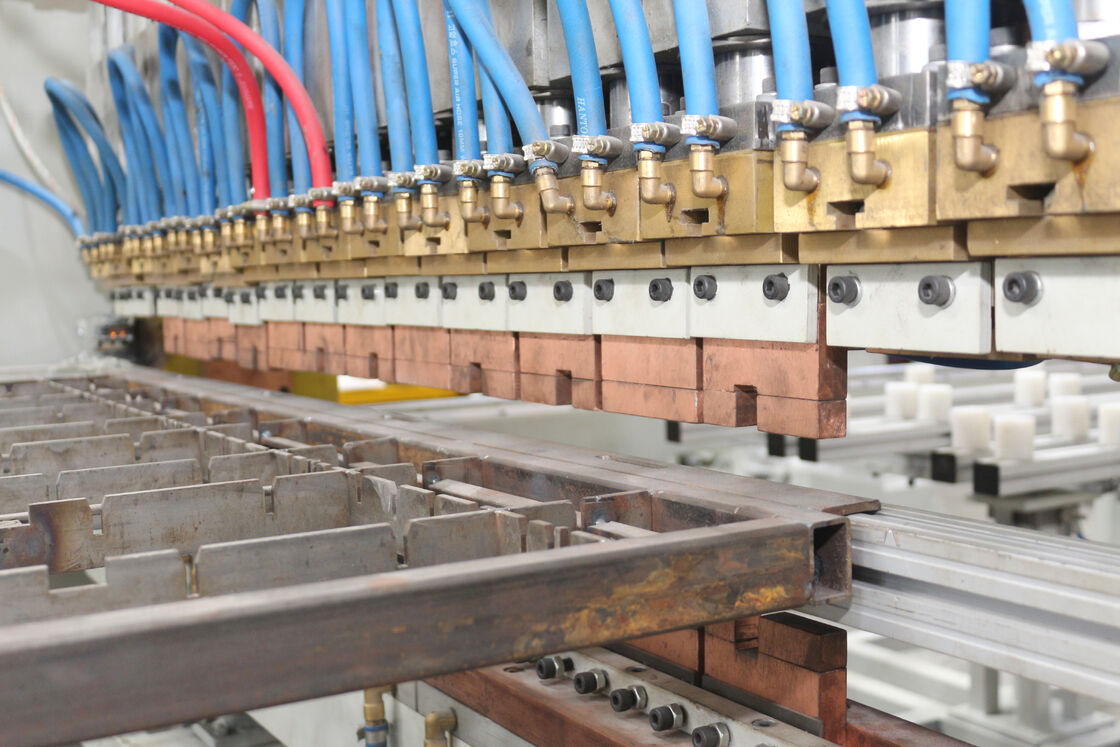 Machine de soudure automatisée à haute vitesse pour condenseurs de réfrigérateur avec chaîne de production de condenseurs à tubes filaires personnalisables et soudure et pliage intégrés