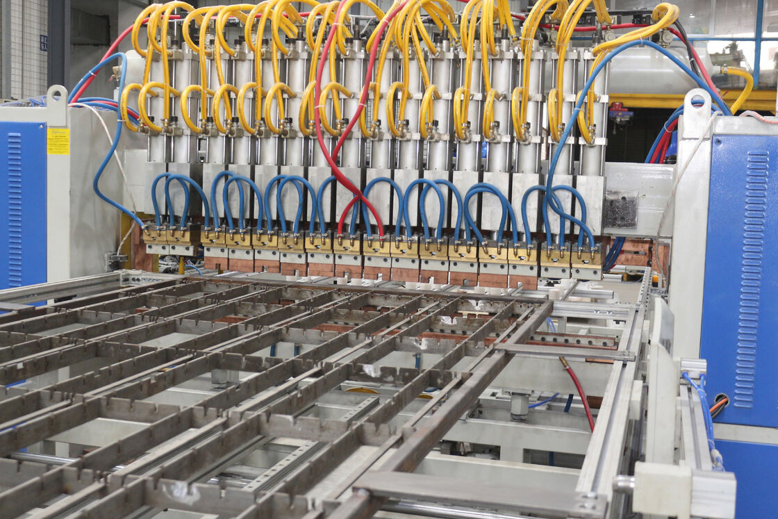 Machine de soudure automatisée à haute vitesse pour condenseurs de réfrigérateur avec chaîne de production de condenseurs à tubes filaires personnalisables et soudure et pliage intégrés